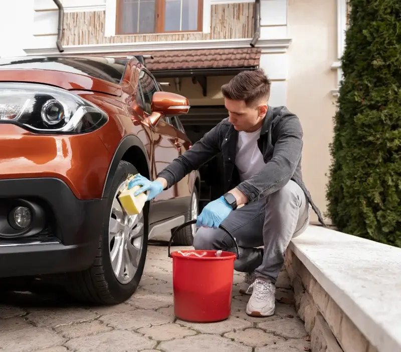 Lavage auto à domicile Buhl : professionnel intervenant sur un véhicule